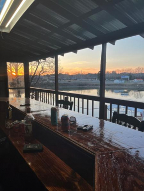 Ledgerock lake house! Boat included march-October,outside bar, Pool table,family fun center